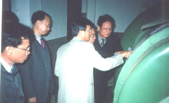 廖世明經(jīng)理（左二）陪同越南國(guó)家機(jī)械設(shè)計(jì)院院長(zhǎng)（左一）等來(lái)司考察