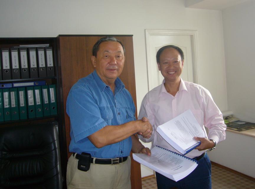 哈薩克斯坦能源總公司董事長與我公司董事長廖世明簽約后互換合同正本。